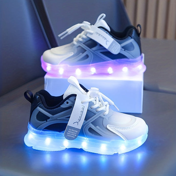 Chaussures de sport enfant lumineuses, robustes et avec éclairage LED visible.