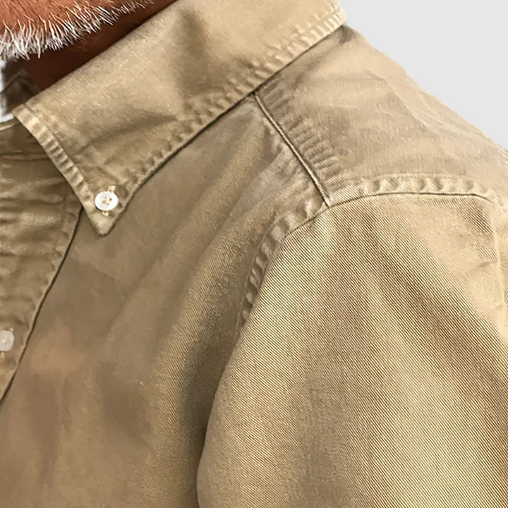 Chemise homme délavée, manches longues vintage. Style casual élégant pour la mode masculine.