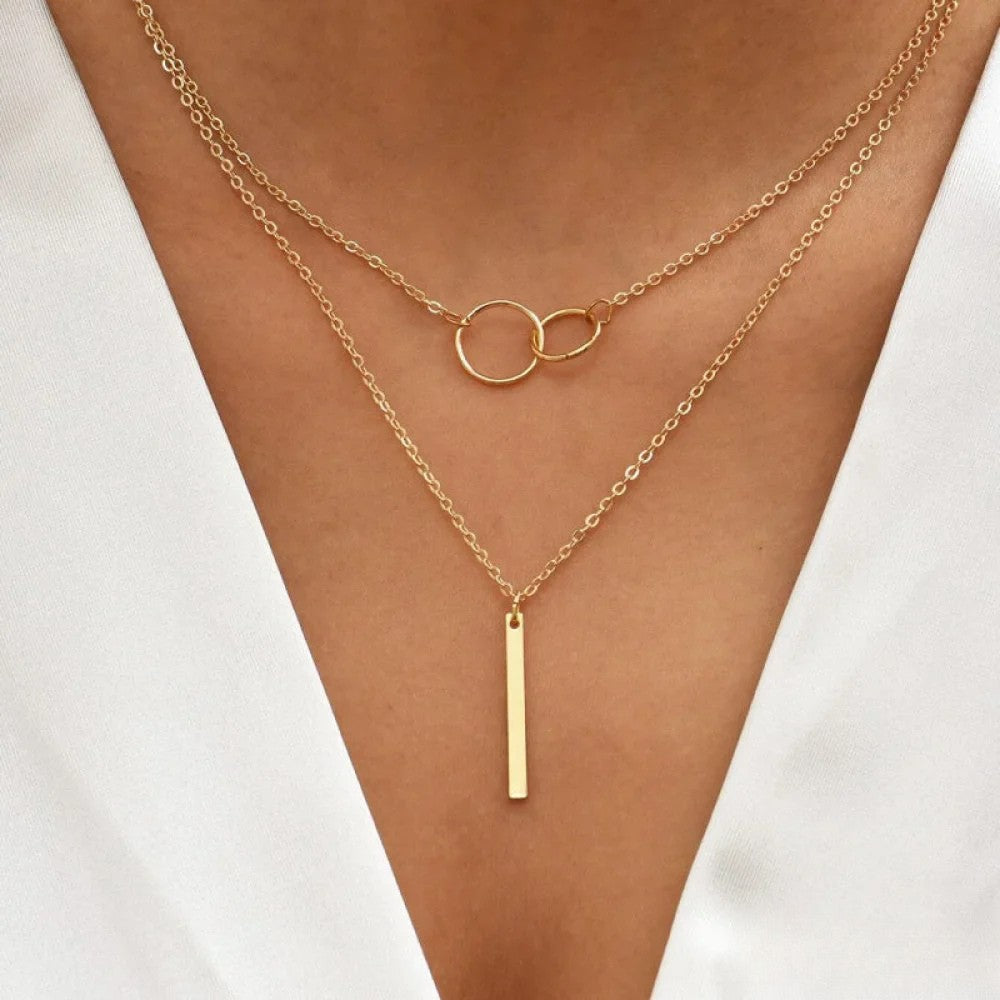 Collier pendentif double cercle doré rétro pour femme, bijou élégant et intemporel.