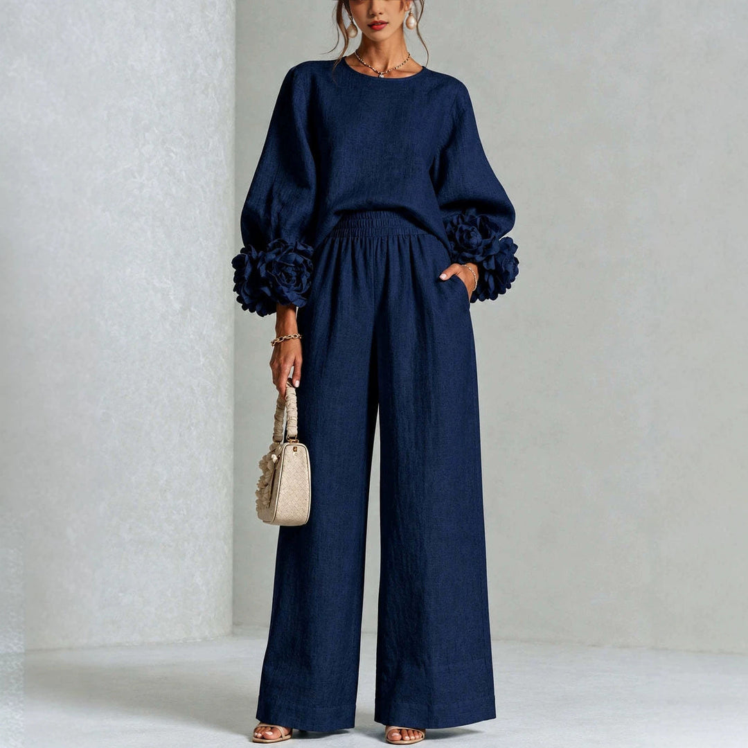Top fleuri imprimé et pantalon large beige d'un ensemble femme chic. Idéal pour été et confort quotidien.