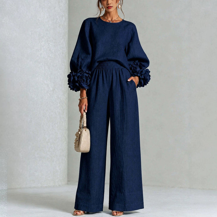 Top fleuri imprimé et pantalon large beige d'un ensemble femme chic. Idéal pour été et confort quotidien.