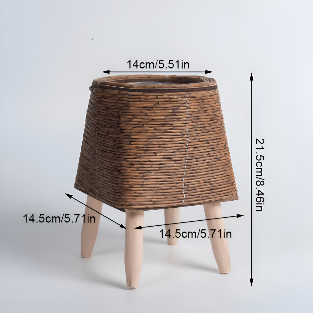 Pot de fleurs rond en rotin synthétique et bois, parfait pour exposer vos plus belles plantes.