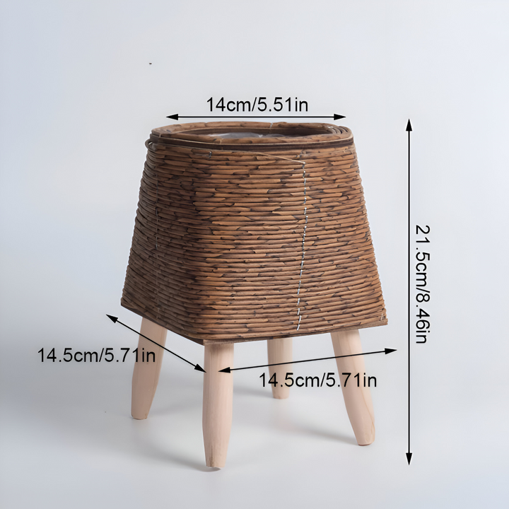 Pot de fleurs rond en rotin synthétique et bois, parfait pour exposer vos plus belles plantes.