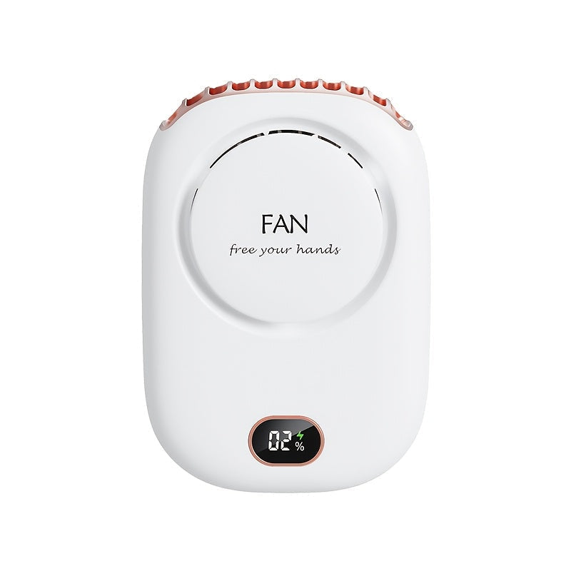 Voyageur profitant de la fraîcheur du ventilateur cou portable lors d'une excursion estivale.