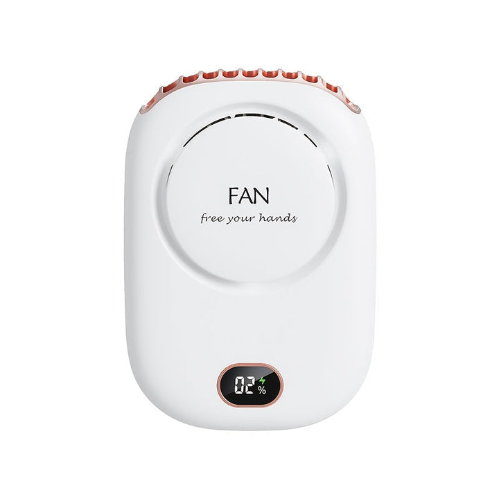 Voyageur profitant de la fraîcheur du ventilateur cou portable lors d'une excursion estivale.
