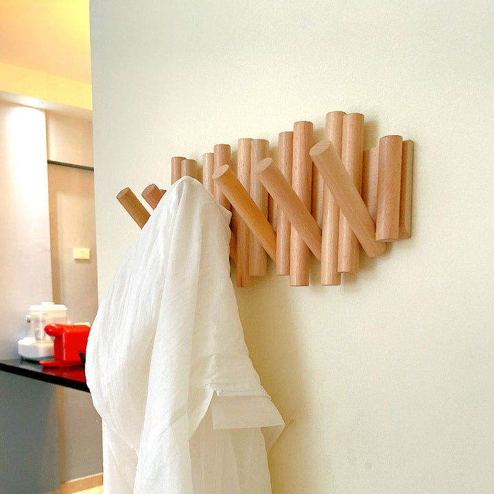 Porte-manteau mural rétractable moderne, idéal pour un gain de place et une décoration murale élégante.