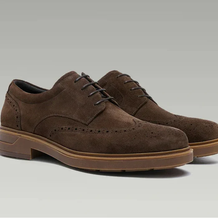 Chaussures lacets homme vintage en cuir perforé, style élégant et classique, confortables pour toute occasion.