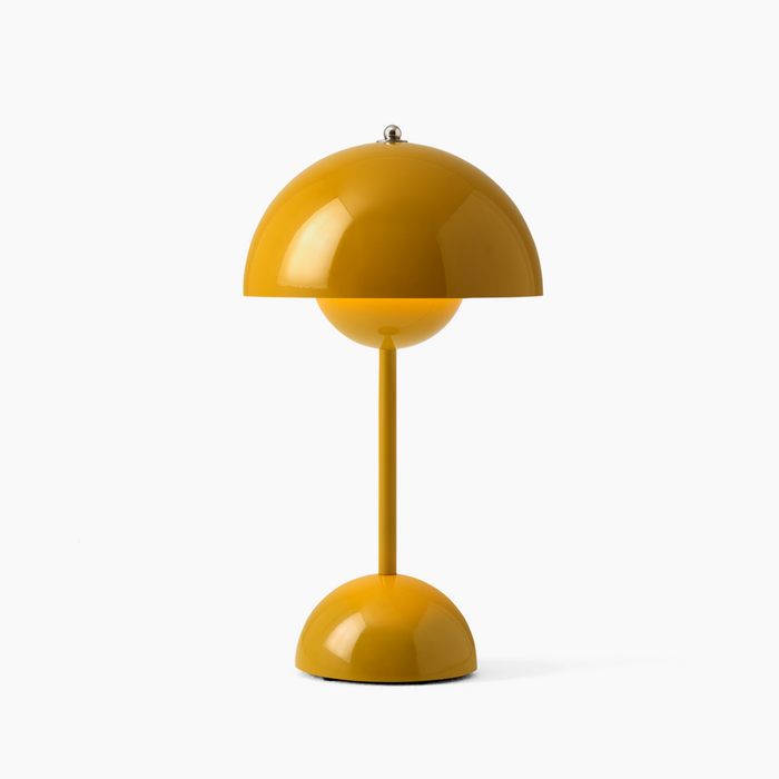 Élégante lampe de table LED Aurora, parfaite pour bureau ou chambre, éclairage doux et design.