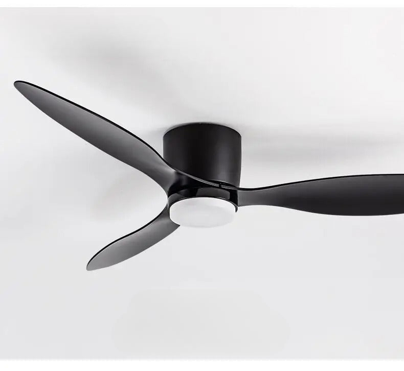 Ventilateur de plafond moderne avec lumière LED, télécommande et fonction réversible pour un confort optimal.