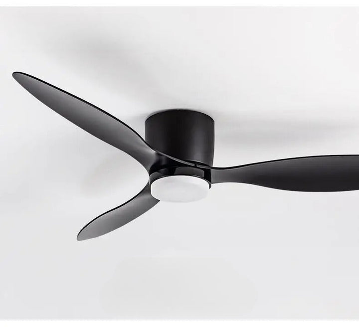 Ventilateur de plafond moderne avec lumière LED, télécommande et fonction réversible pour un confort optimal.
