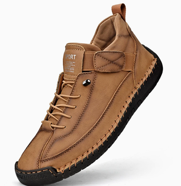 Paire de baskets femme élégantes, couleurs neutres. Chaussures confortables et polyvalentes pour mode décontractée.