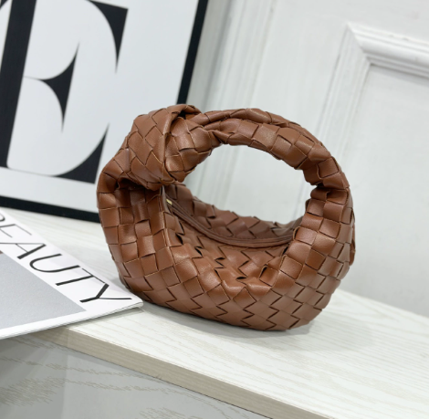 Mini sac à main femme, design tressé tendance, l'accessoire chic qui complète votre look élégant.