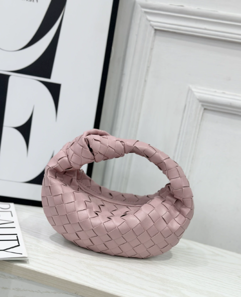 Sac à main mini tressé en cuir véritable pour femme, finition soignée, style contemporain et chic.