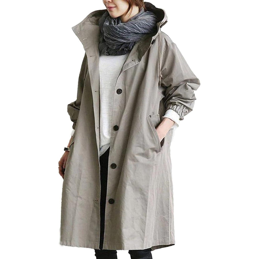 Manteau de pluie long à capuche pour femme, essentiel pour un look mode et une protection fiable.