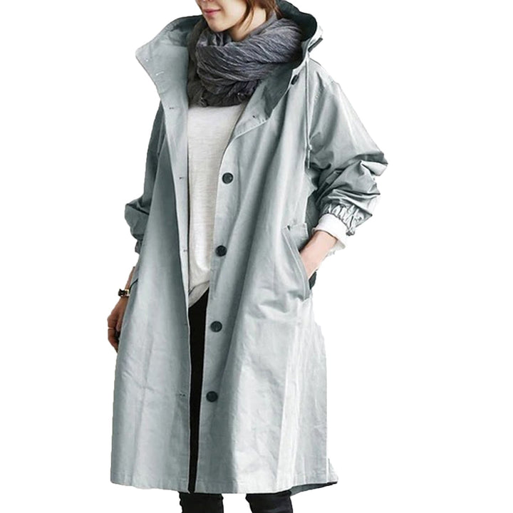 Trench-coat imperméable femme, long et à capuche, alliant style et fonctionnalité pour la saison des pluies.