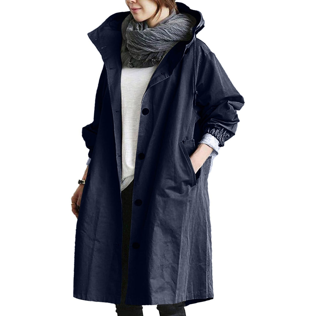 Imperméable femme chic avec capuche, offrant confort et protection optimale contre les intempéries printanières.