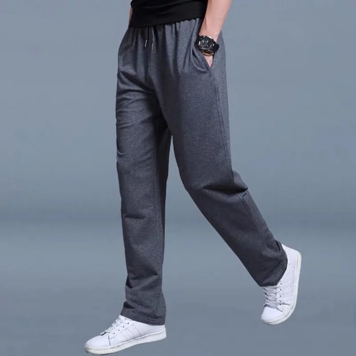 Homme actif portant un pantalon de jogging léger, parfait pour le sport ou les activités décontractées.