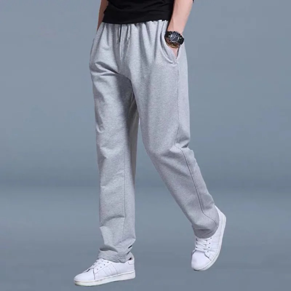 Style urbain avec ce pantalon de jogging homme léger noir, essentiel pour le quotidien et la mode.