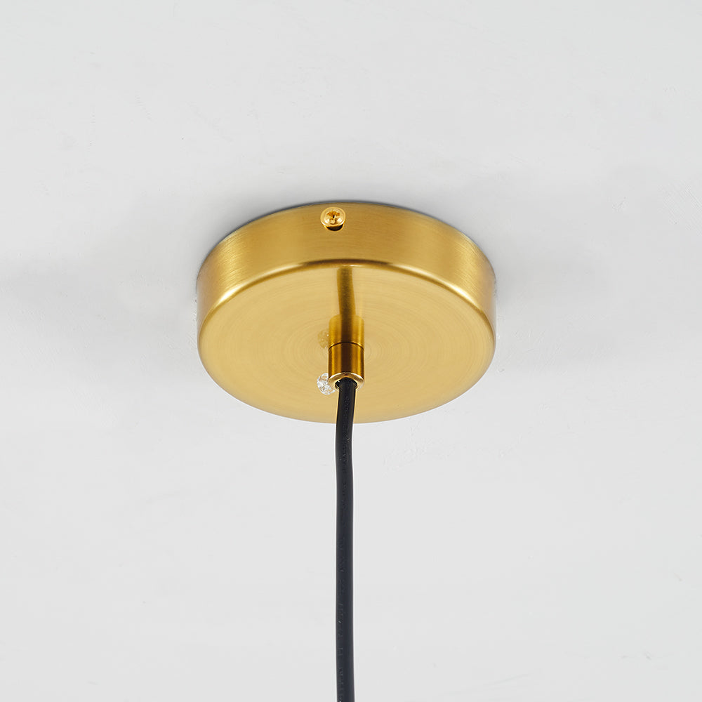 Éclairage LED suspendu, globe verre ambre diffusant une lumière chaude et moderne.