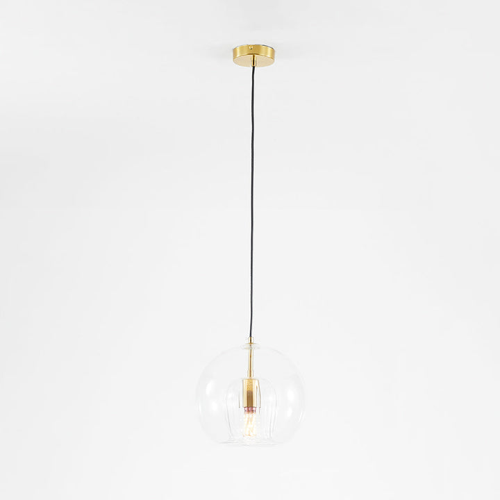 Détail de la lampe suspendue boule en verre transparent, luminaire design et contemporain.