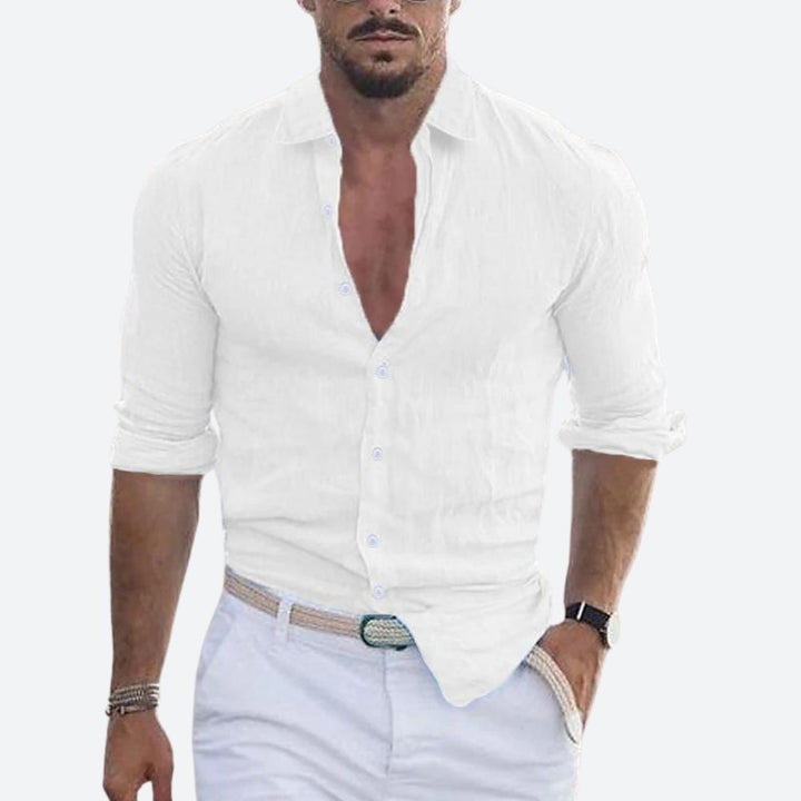Vêtement homme casual chic, chemise d'été à col rabattu, coupe ample pour une mode masculine décontractée et stylée.