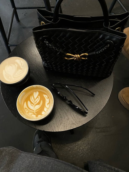 Sac à main tressé main, cuir vegan, élégant, pour femme moderne et chic.