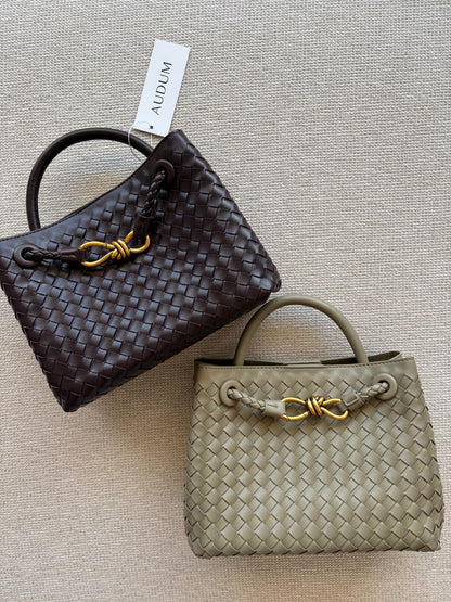 Sac tressé femme élégant, compact, bandoulière amovible, idéal pour le quotidien.