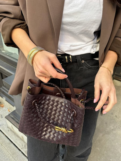 Détail du tressage élégant sur sac à main femme en cuir vegan, finition soignée.