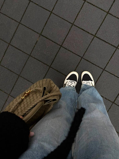 Accessoire mode femme: petit sac tressé élégant, cuir vegan, parfait quotidien.