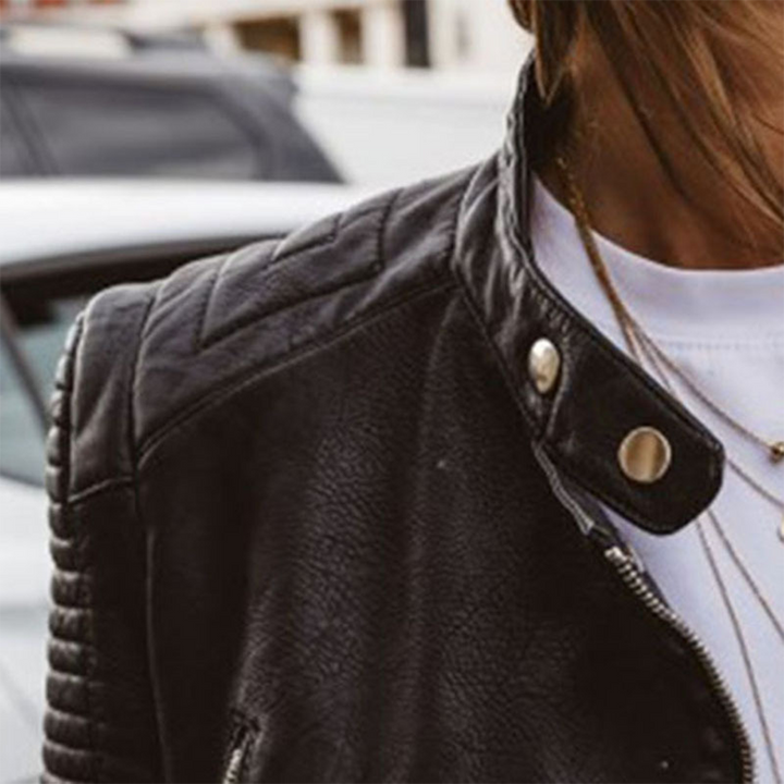 Veste cintrée biker femme, détails zippés, manches nervurées. Style motard urbain, parfaite pour la mi-saison.