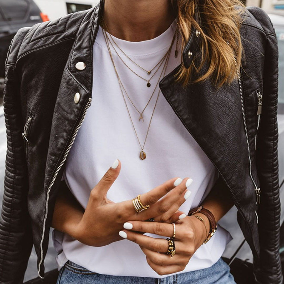 Veste femme motard chic avec zips apparents et manches nervurées. Coupe cintrée tendance pour printemps/automne.