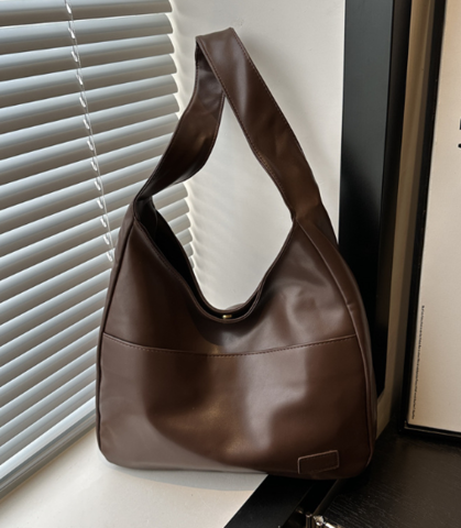 Sac en cuir souple pour femme, avec ample espace de rangement, idéal comme sac à main quotidien et durable.