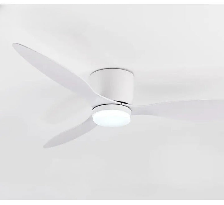 Ventilateur de plafond LED moderne ultra-silencieux, apportant fraîcheur et lumière discrète à votre maison.
