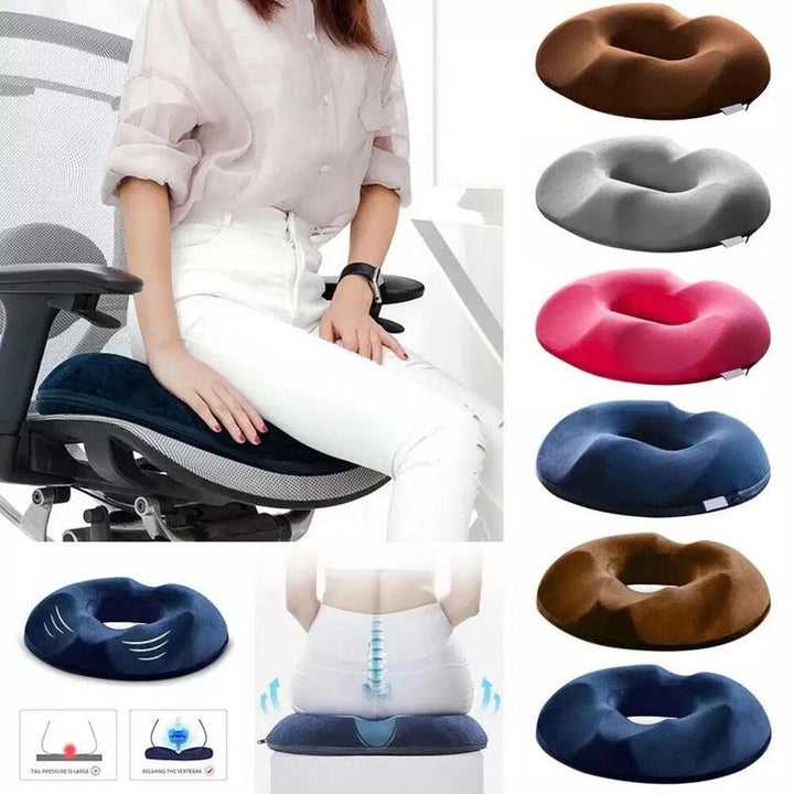 Coussin de siège ergonomique en mousse à mémoire de forme, design évidé pour soulager la pression du coccyx.