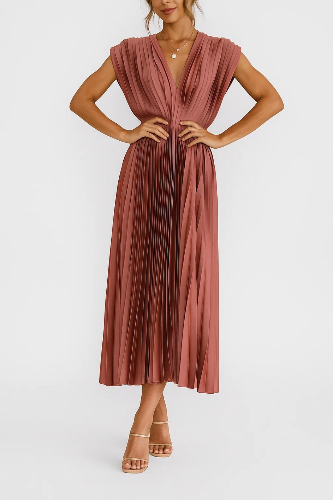 Robe midi plissée femme avec décolleté en V et taille cintrée, look élégant et chic.