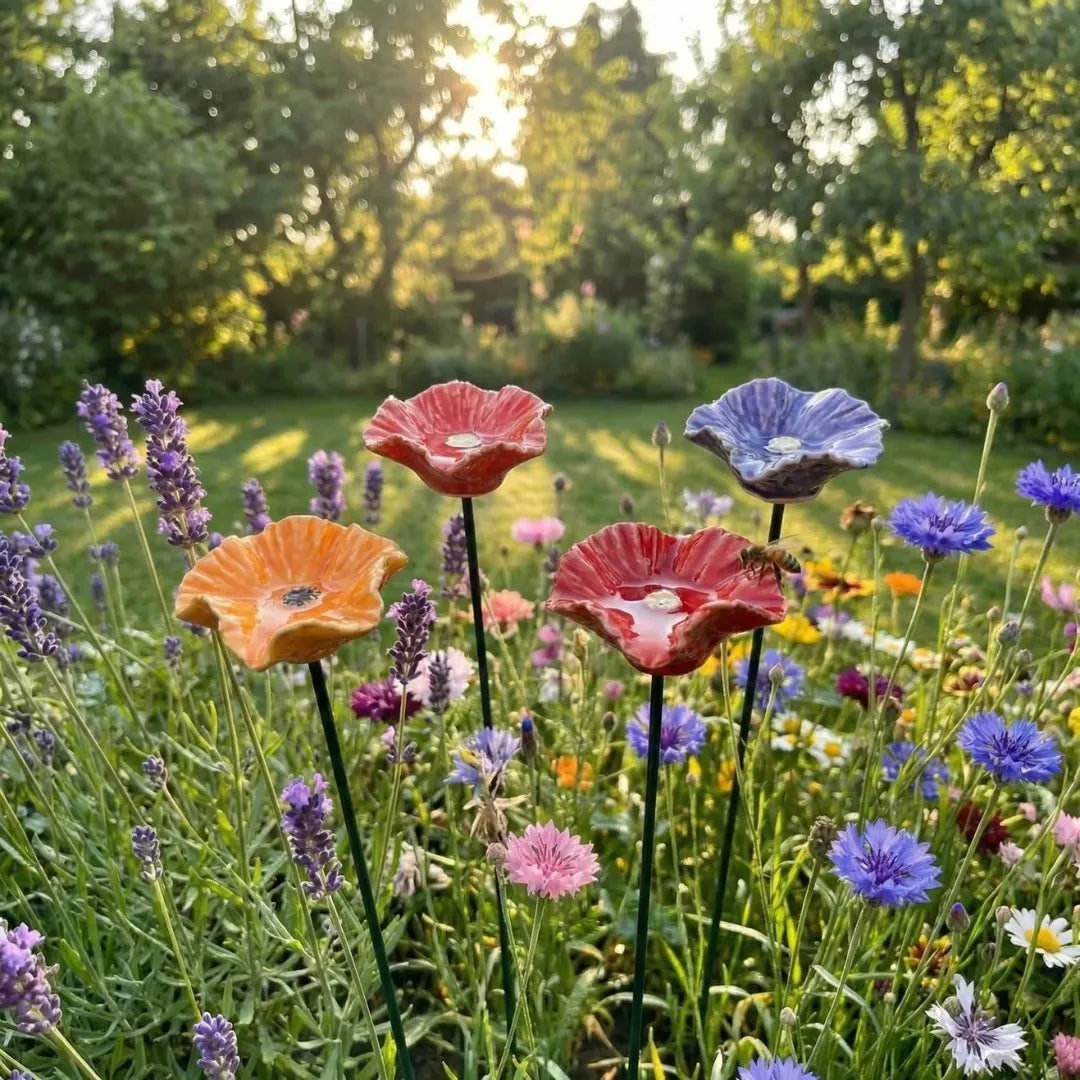 Abeilles s'abreuvant à l'abreuvoir en céramique, essentiel pour les pollinisateurs au printemps/été.