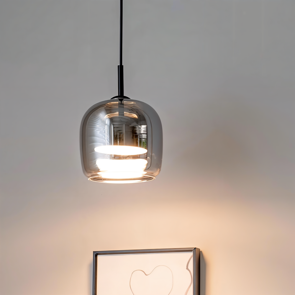 Suspension Acro chic en verre fumé gris/noir, lumière chaude et réglable, design moderne.