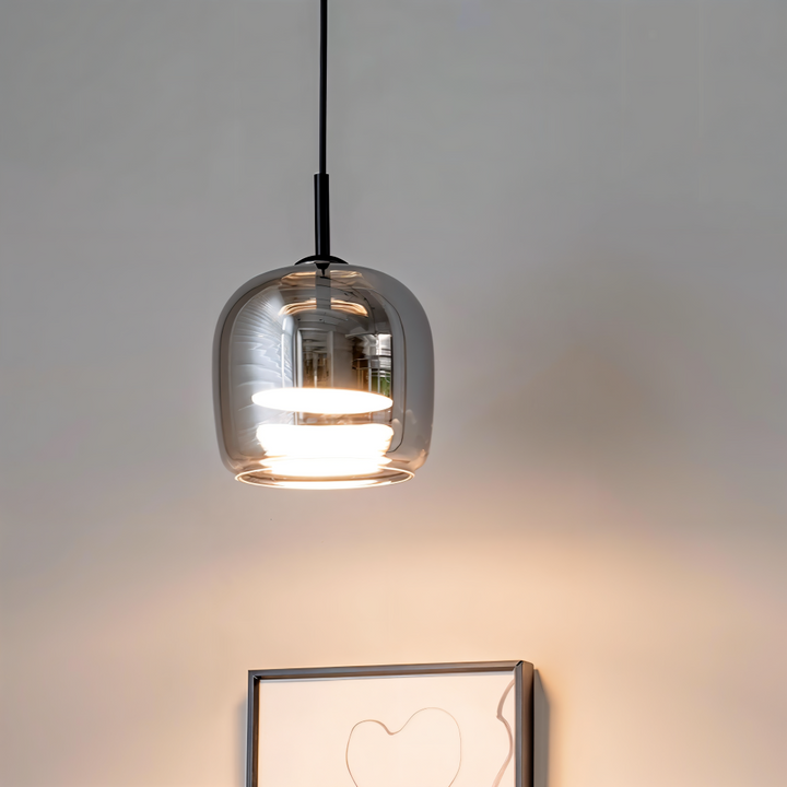Suspension Acro chic en verre fumé gris/noir, lumière chaude et réglable, design moderne.
