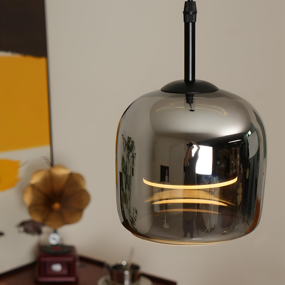 Suspension Acro moderne, verre fumé noir/gris, lumière LED pour un salon accueillant.