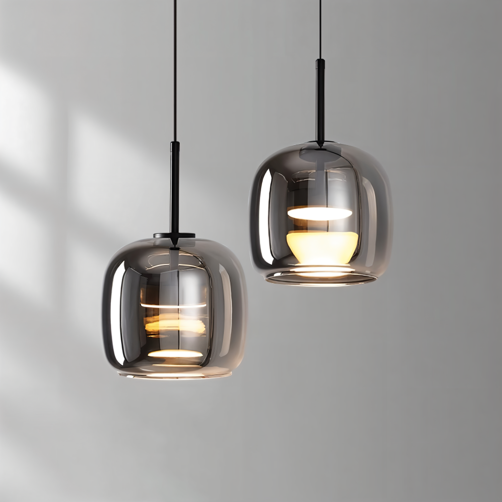 Lampe suspendue Acro en verre fumé, hauteur réglable, pour un salon au style contemporain.