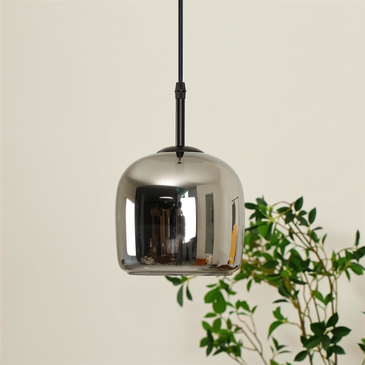 Élégante suspension Acro en verre fumé gris/noir, déco intérieure contemporaine, lumière LED douce.
