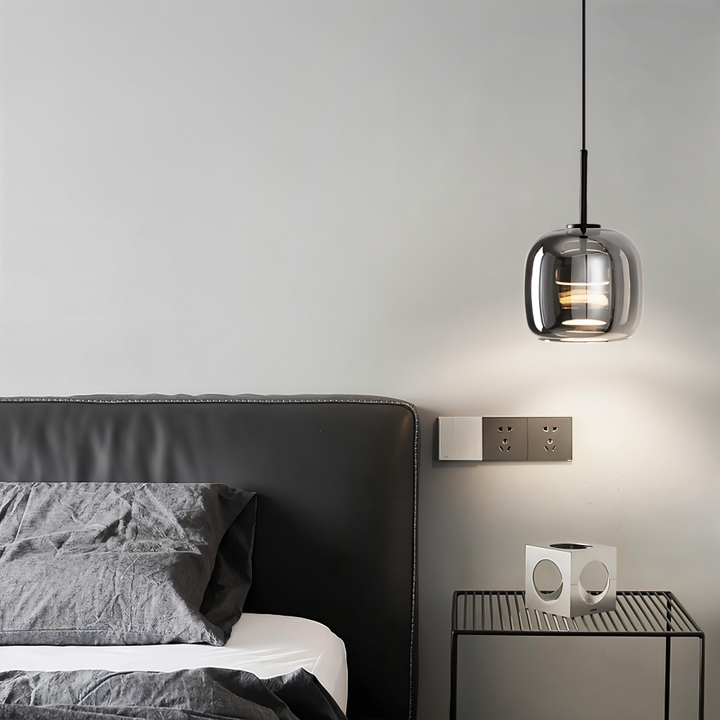 Suspension design Acro en verre fumé, hauteur réglable, pour un salon à l'ambiance chaleureuse.