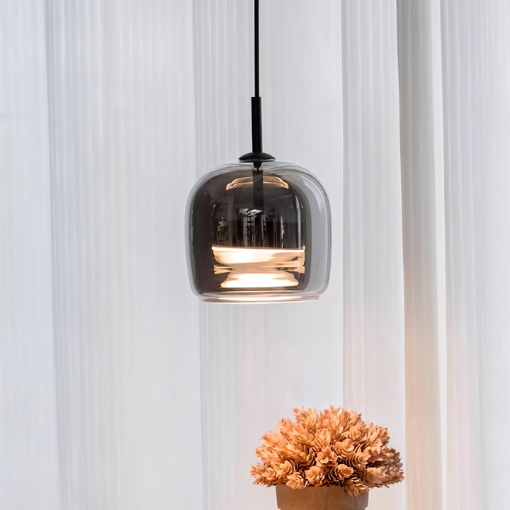 Luminaire design Acro en verre fumé noir/gris, parfait pour une ambiance intérieure contemporaine.