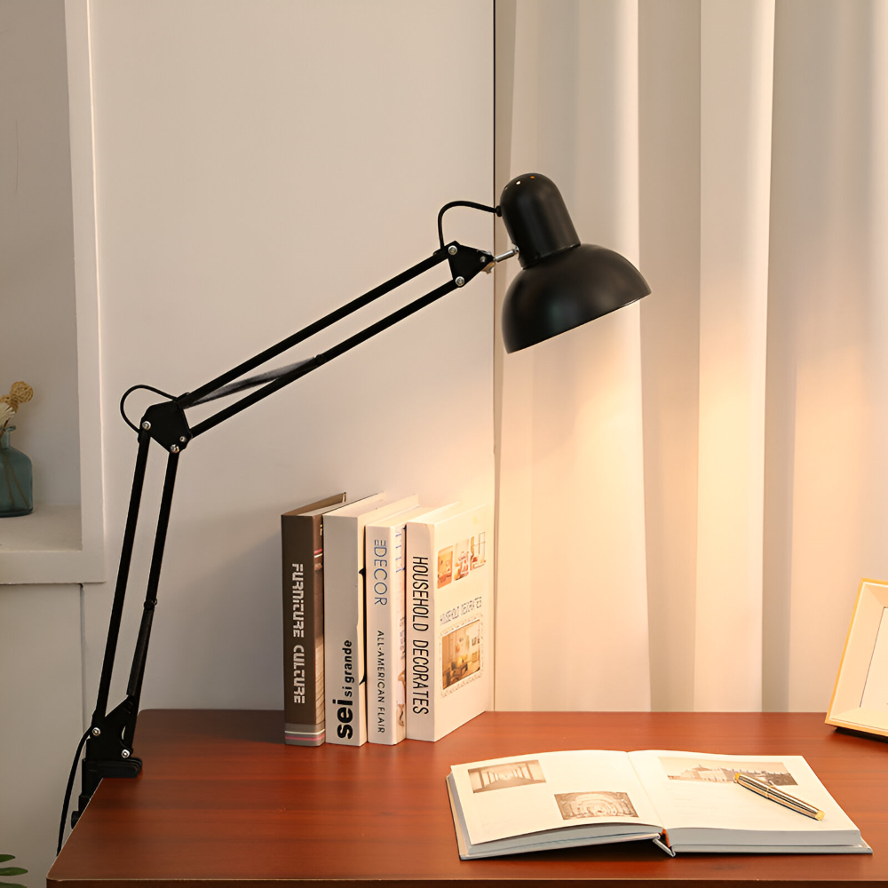 Lampe de bureau LED moderne avec pince, bras long réglable pour un éclairage de travail ou lecture optimal.