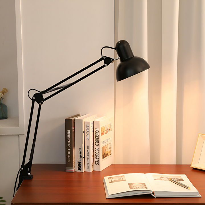 Lampe de bureau LED moderne avec pince, bras long réglable pour un éclairage de travail ou lecture optimal.
