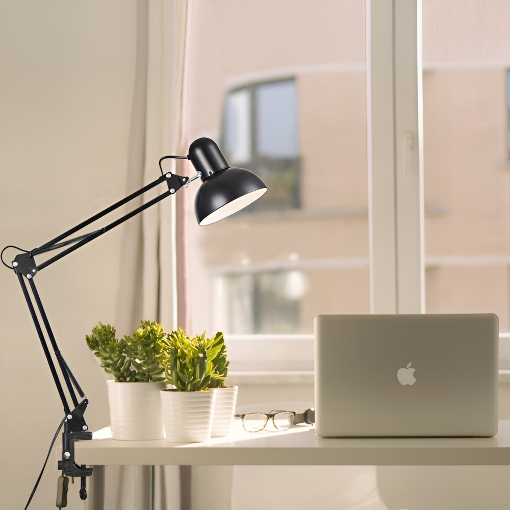 Design élégant et minimaliste: lampe LED à pince, bras flexible pour éclairage de bureau ou lecture.