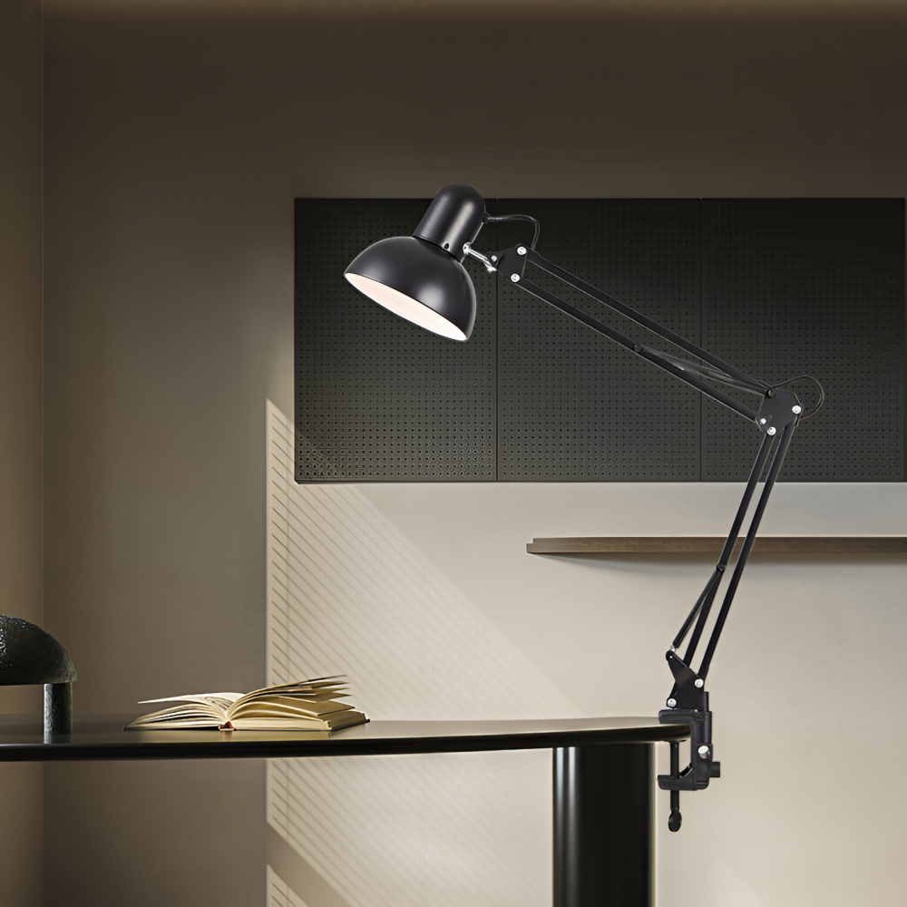 Lampe LED de bureau, bras long réglable et pince robuste. Idéale pour un éclairage moderne et flexible.