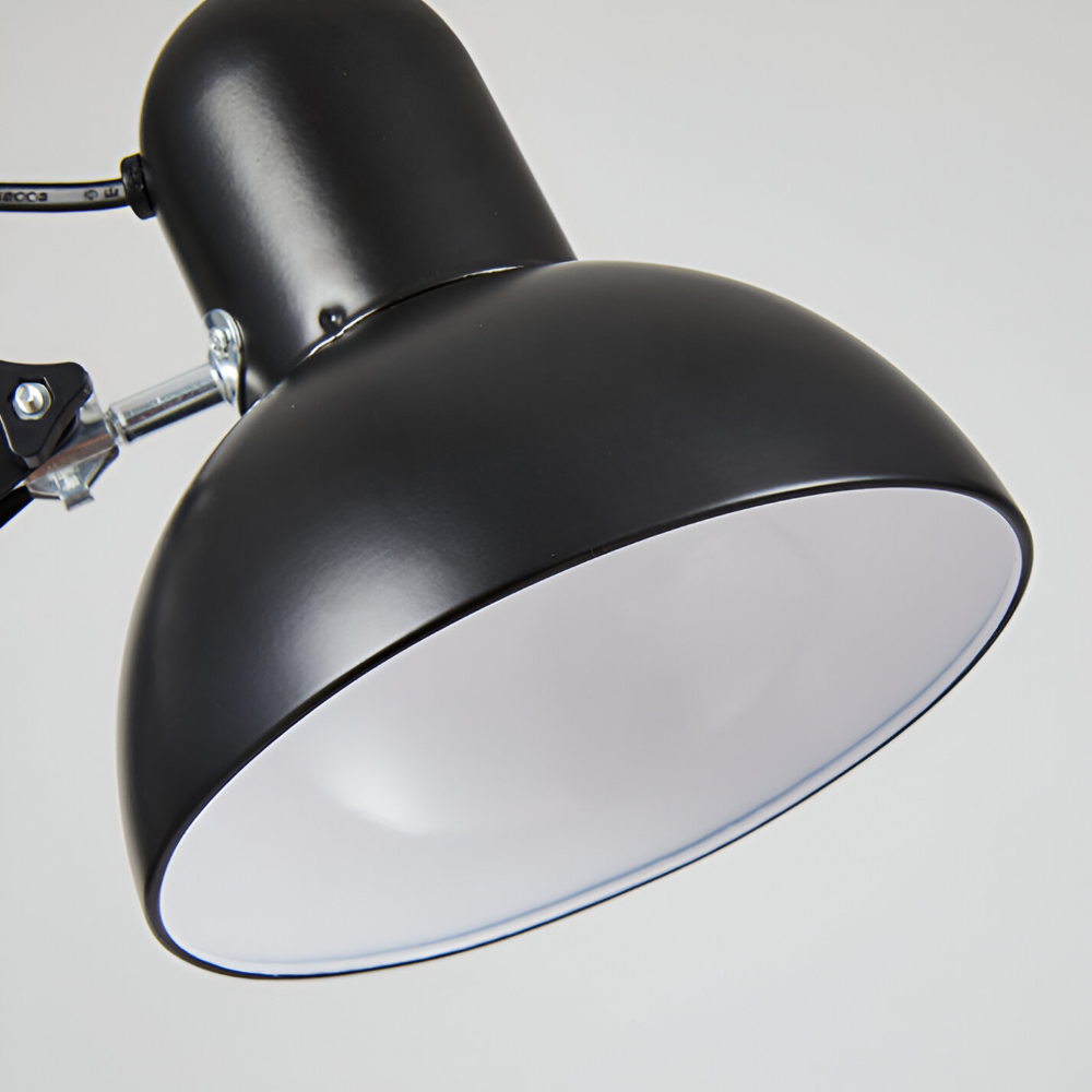 Lampe de bureau LED moderne, design minimaliste. Bras flexible avec pince pour éclairage précis du travail.