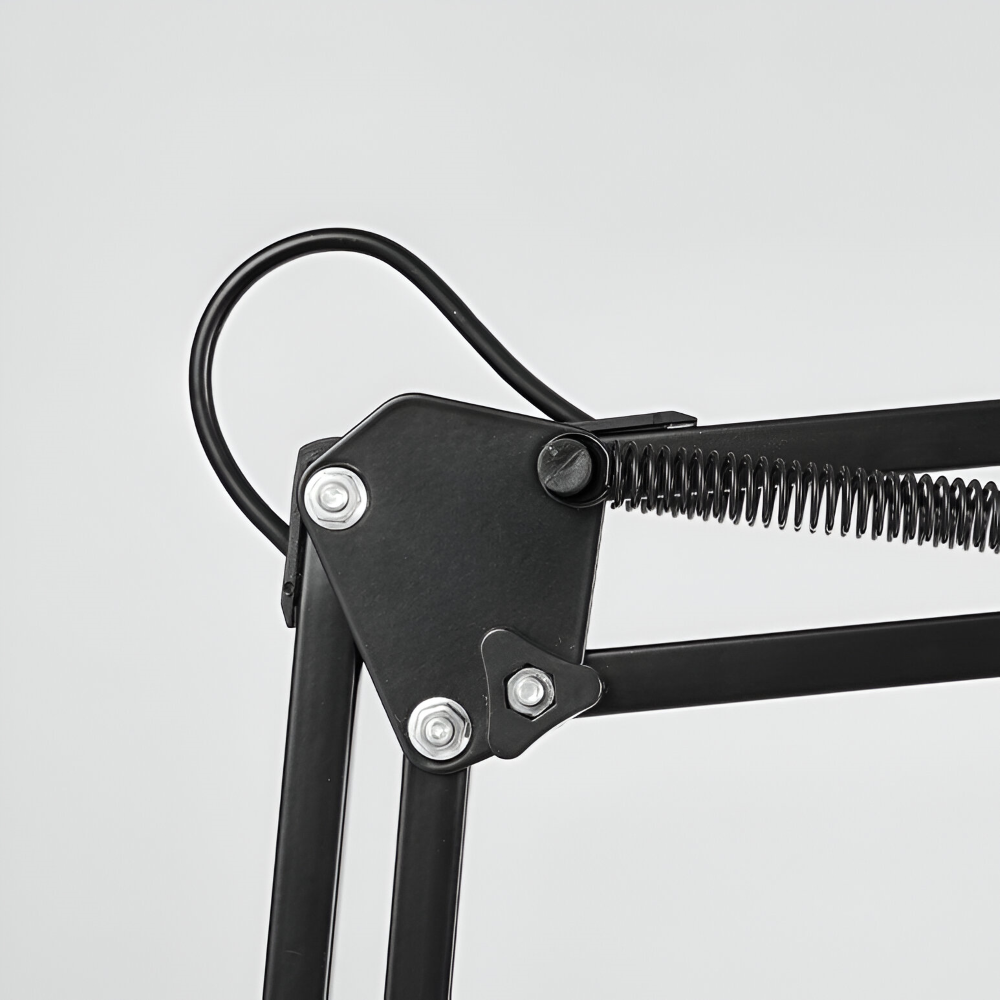 Lampe de bureau LED moderne avec pince. Bras long et flexible pour un éclairage réglable du poste de travail.