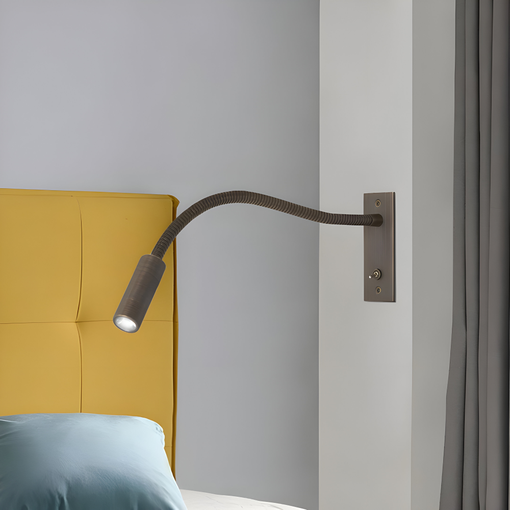 Applique murale LED ajustable avec bras flexible, éclairage ciblé moderne.